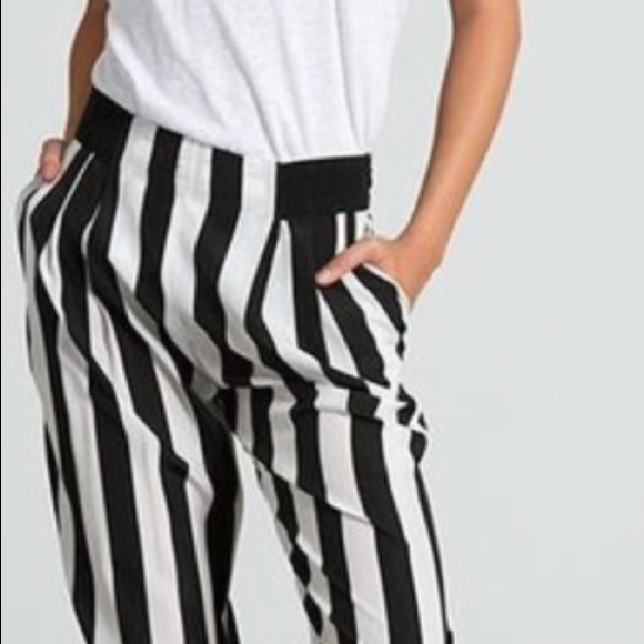 Silky b&w pants with side zipper and closure. - Picture 2 of 6